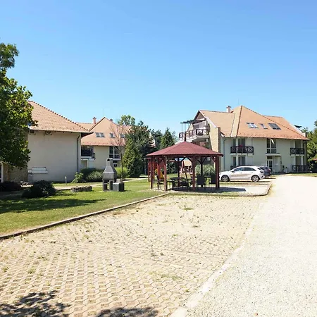 In Balatonoeszoed 53188 * 벌러토뇌쇠드