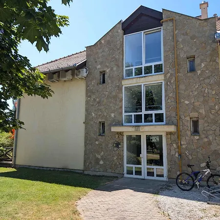 In Balatonoeszoed 53188