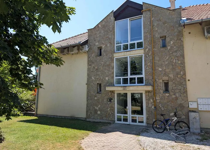 In Balatonoeszoed 53188